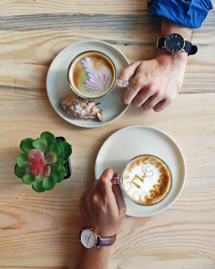 Hands in frame Free Rainbow latte art with coffee